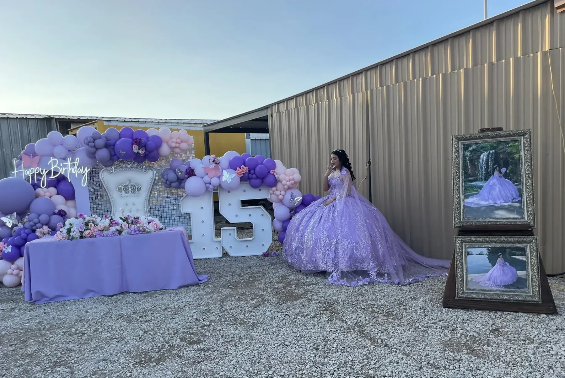 Quinceañera con vestido morado junto a una decoración de quince años en Rancho 3 Palomas