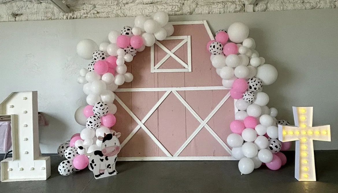 Decoración rosa de granero con arco de globos